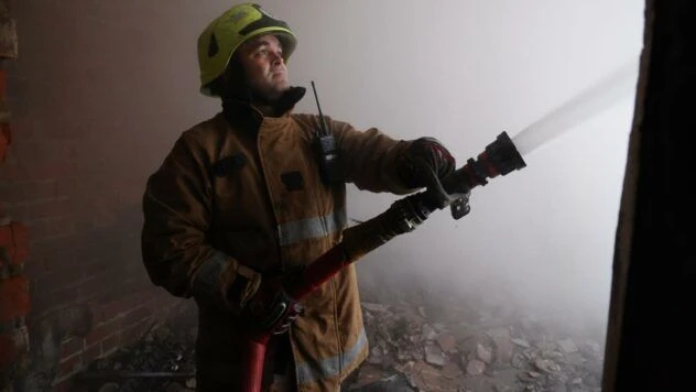 Потужні вибухи у Києві 30 серпня: горить будівля, в один з районі викликали медиків
